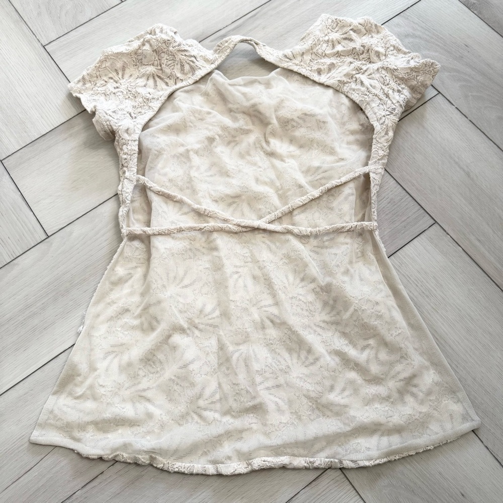 💘 UO Pins and needles criss cross open back lace